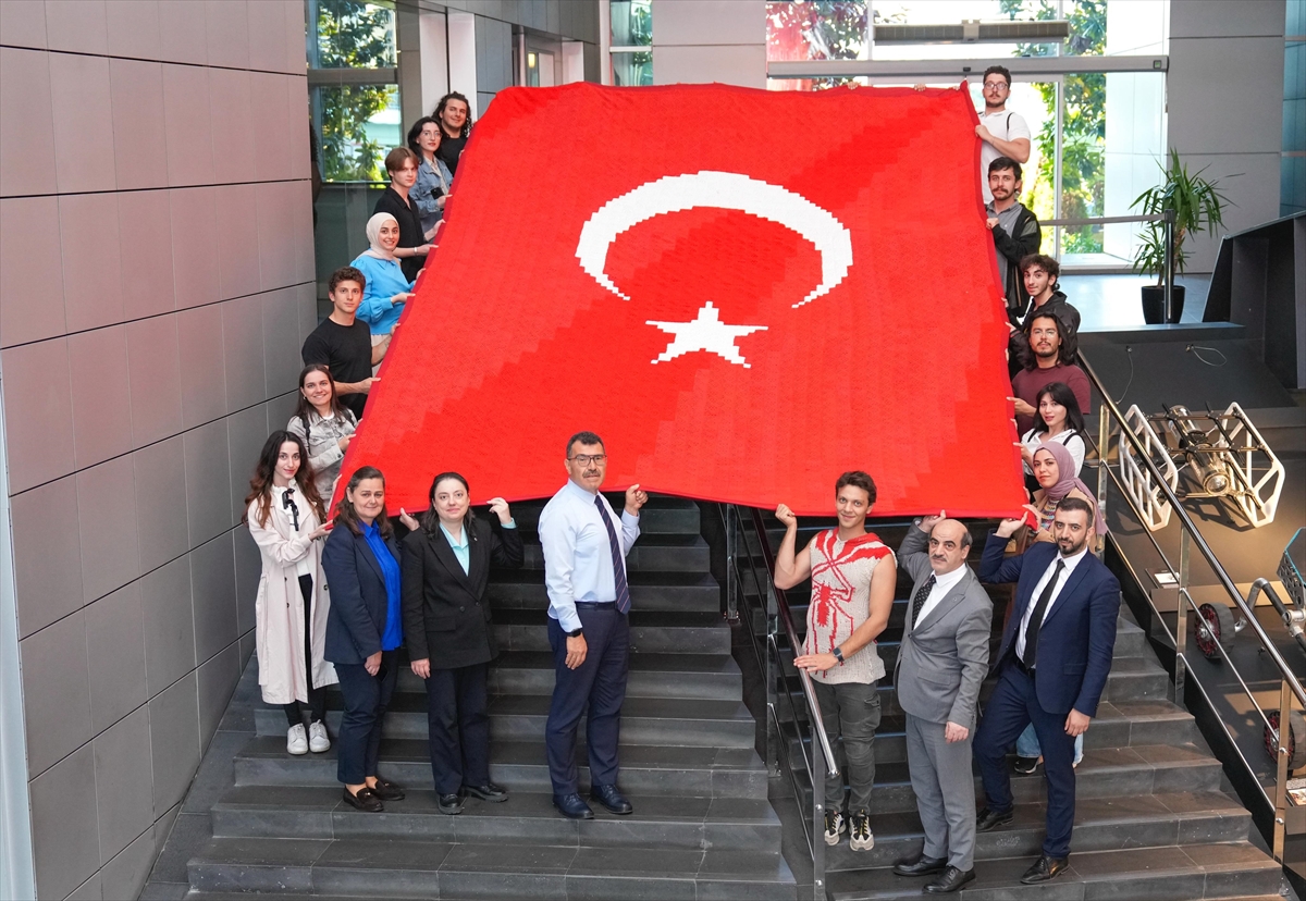 Dikim süreci 3 hafta süren bayrağın oluşturulmasında İTÜ mezunu tekstil