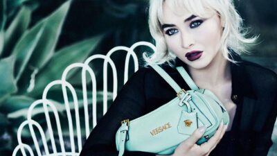 Versace, iki kez Grammy Ödülü kazanan süperstar Sabrina Carpenter'ın başrolde