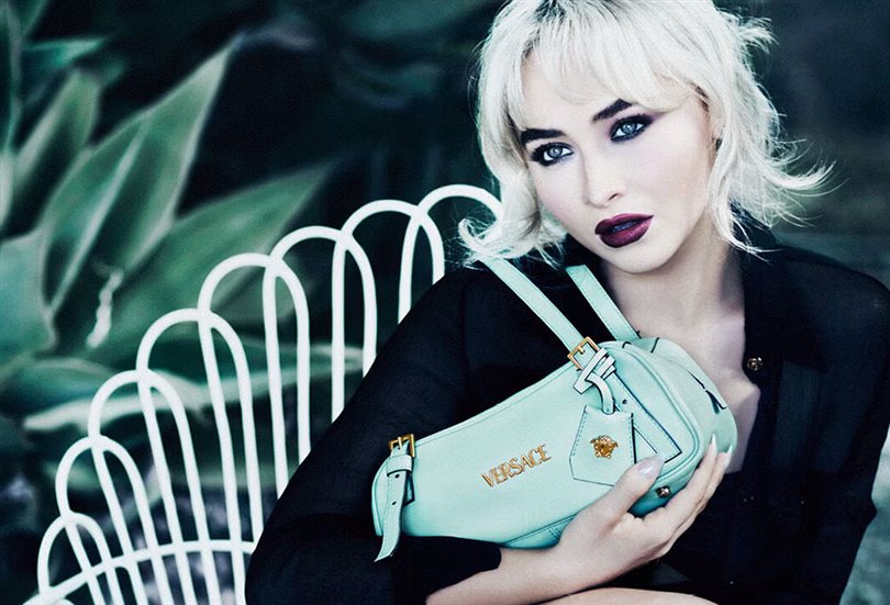 Versace, iki kez Grammy Ödülü kazanan süperstar Sabrina Carpenter'ın başrolde