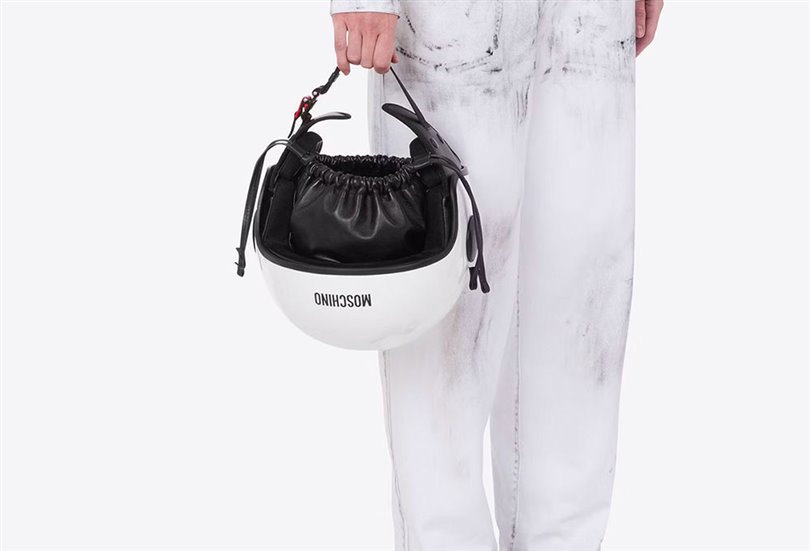 Moschino’nun yeni sezon aksesuarları arasında en dikkat çeken parça, motosiklet