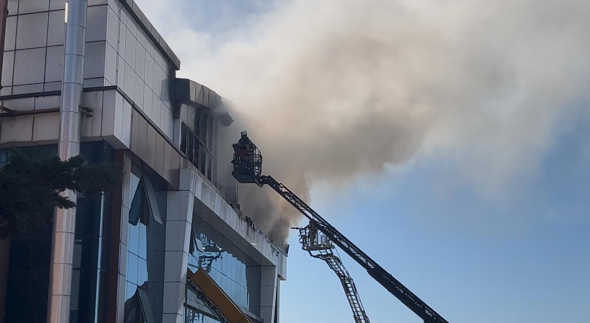 İstanbul Esenyurt’ta 4 katlı bir tekstil fabrikasının çatı katında henüz