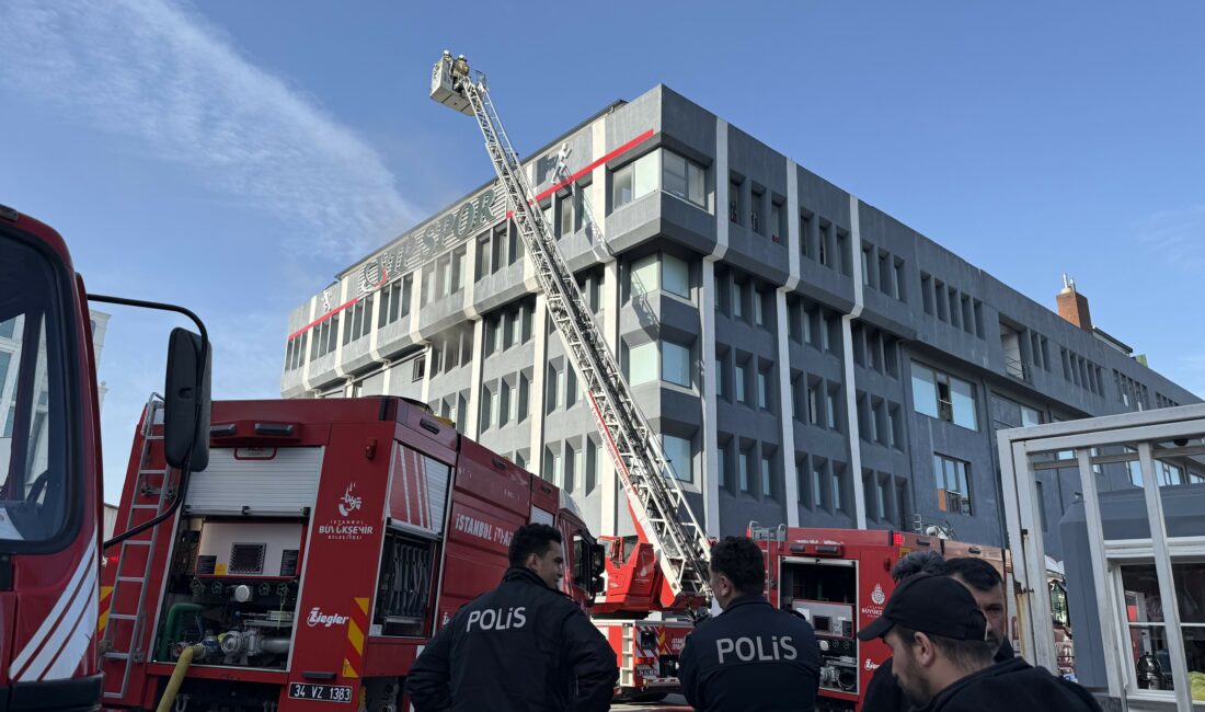 İstanbul Bağcılar'da spor kıyafetleri üreten bir tekstil fabrikasında çıkan yangın