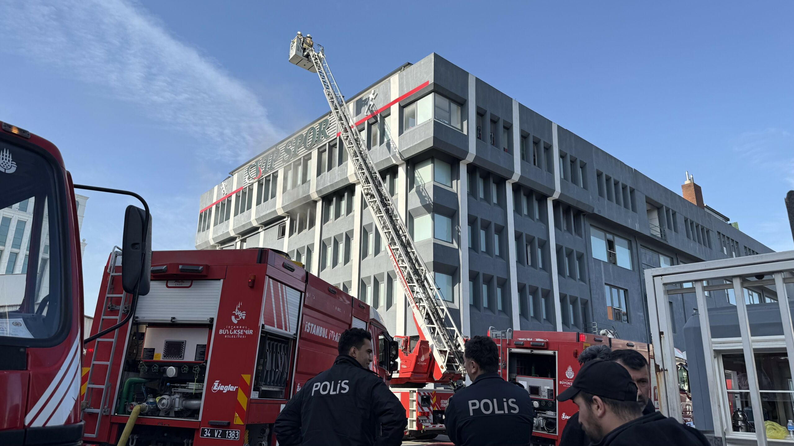 İstanbul Bağcılar'da spor kıyafetleri üreten bir tekstil fabrikasında çıkan yangın
