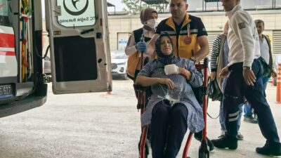 Bursa'nın İnegöl ilçesinde faaliyet gösteren bir tekstil fabrikasında elini makineye