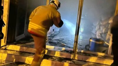 Hatay'ın Antakya ilçesinde tekstil deposunda çıkan yangın büyümeden söndürüldü.