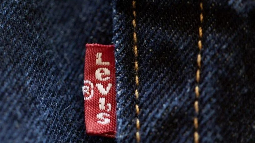 Levi Strauss, Dockers markasını 311 milyon dolara Authentic Brands'e satacak.
