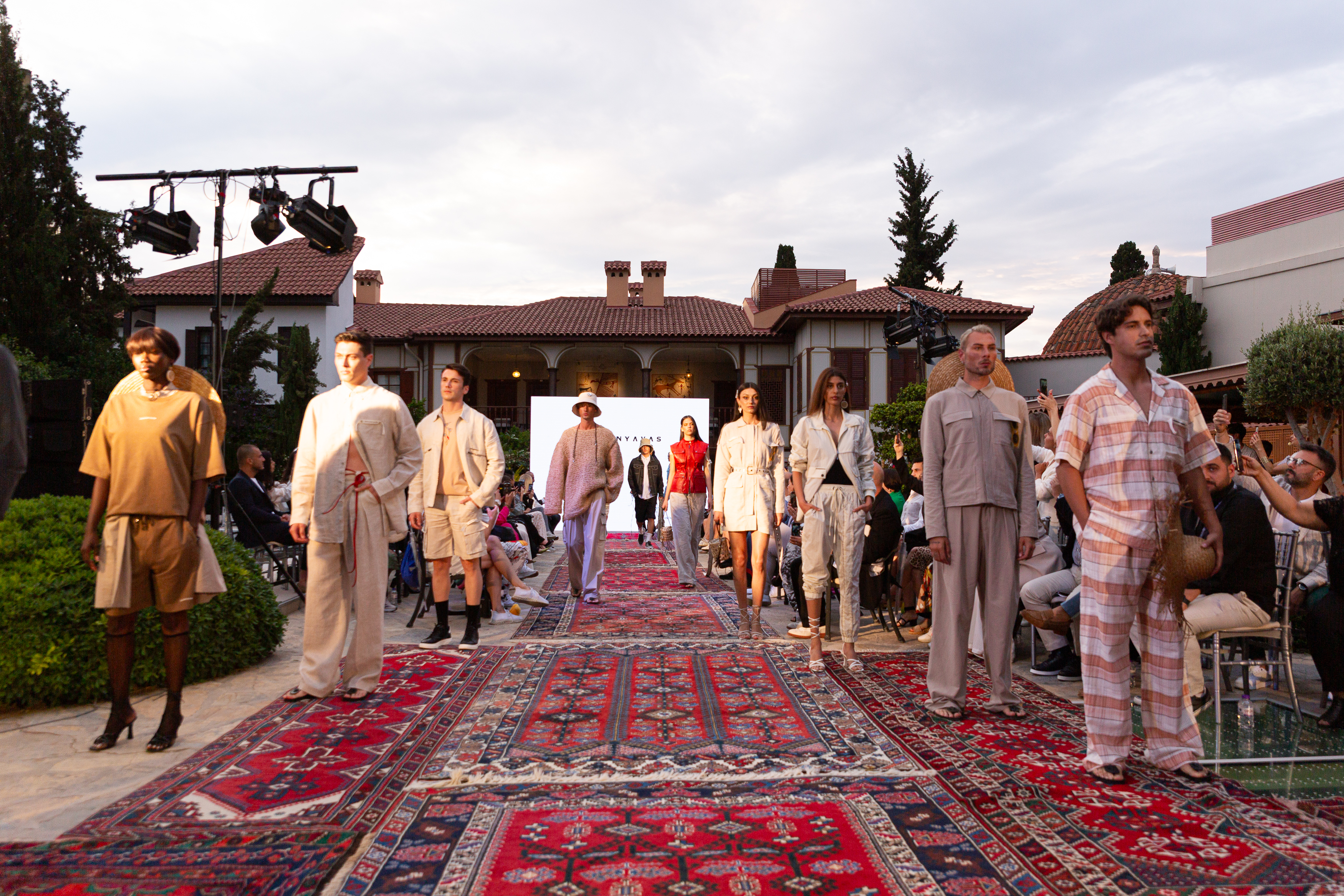 Antalya Fashion Week, birbirinden renkli defilelerle devam ediyor. Etkinliğin dördüncü