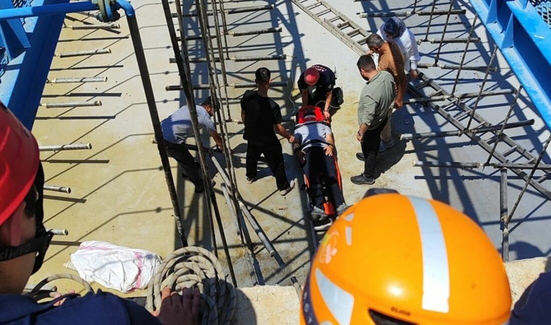 Adana'nın Sarıçam ilçesindeki tekstil fabrikasında dengesini kaybedip boş havuza düşen