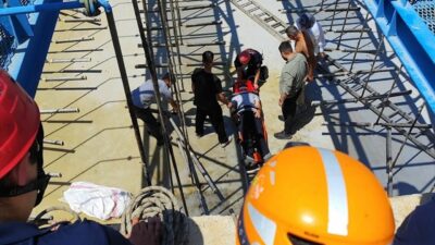 Adana'nın Sarıçam ilçesindeki tekstil fabrikasında dengesini kaybedip boş havuza düşen