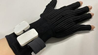 Nottingham Trent Üniversitesi'nin geliştirdiği akıllı eldivenler, doğuştan işitme ve görme