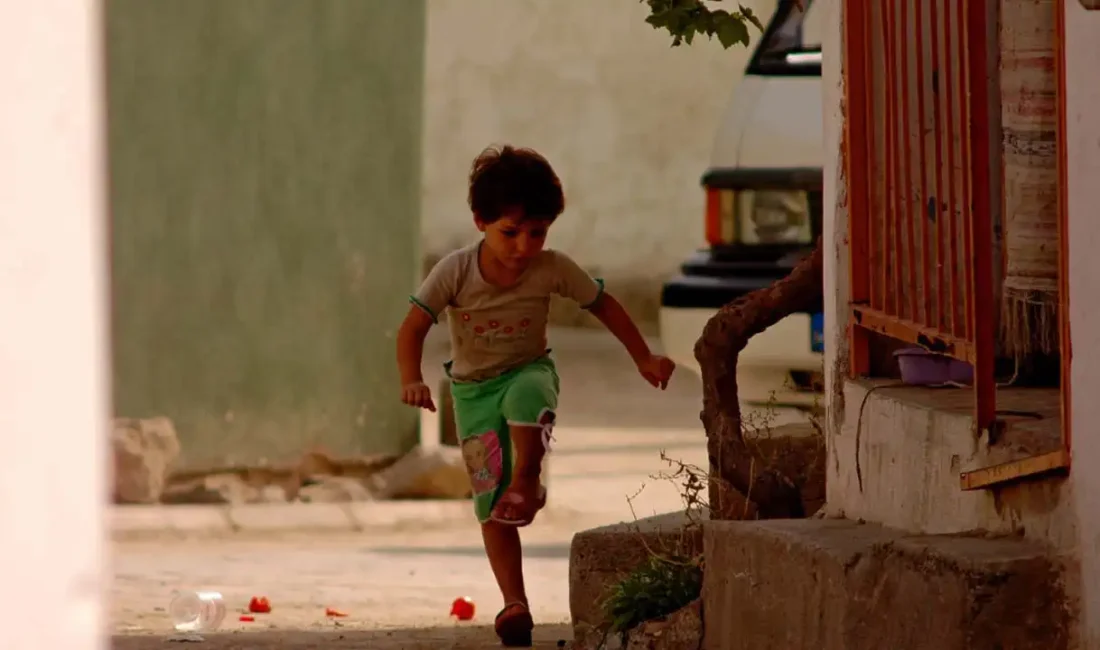 Yoksulluğun en görünmez ancak en yıkıcı etkilerinden biri olan "giyim