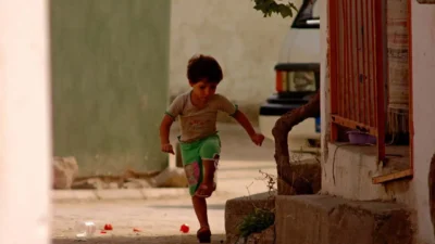 Yoksulluğun en görünmez ancak en yıkıcı etkilerinden biri olan "giyim