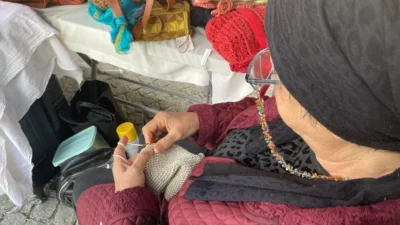 Eskişehir’de 60 yaşından beri hobi olarak hasır çanta örmeye başlayan