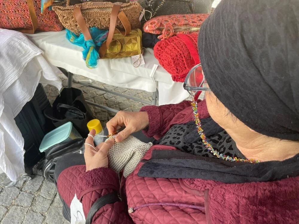 Eskişehir’de 60 yaşından beri hobi olarak hasır çanta örmeye başlayan