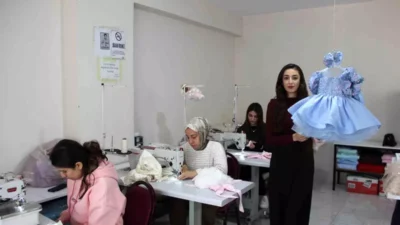 Şırnak'ın Cizre ilçesinde yaşayan Azize Ergün, izlediği dizideki moda tasarımcısı