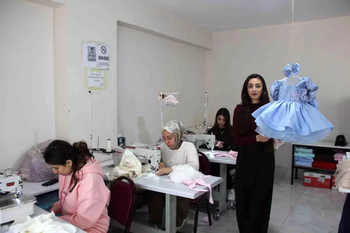 Şırnak'ın Cizre ilçesinde yaşayan Azize Ergün, izlediği dizideki moda tasarımcısı