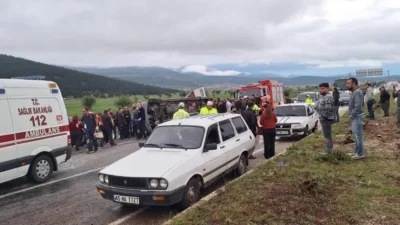 Denizli’nin Tavas ilçesinde tekstil işçilerini taşıyan minibüs, refüjü aşarak karşı