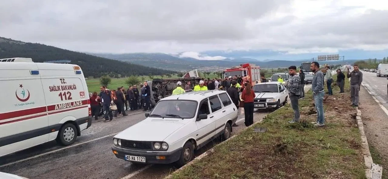 Denizli’nin Tavas ilçesinde tekstil işçilerini taşıyan minibüs, refüjü aşarak karşı