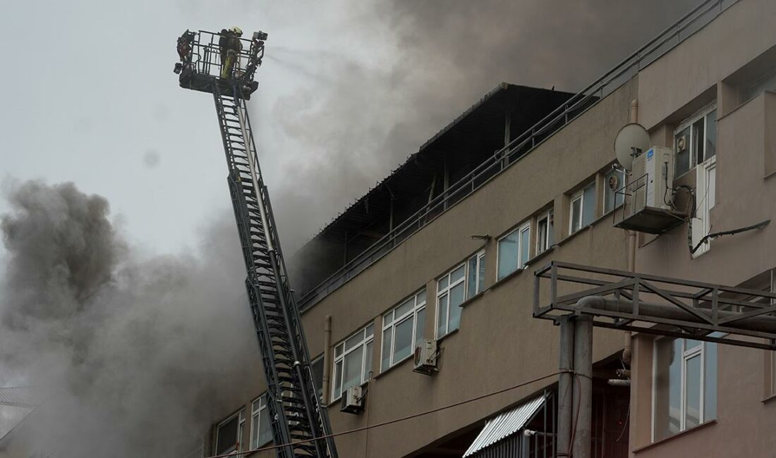 İstanbul Eyüpsultan'da tekstil firmalarının bulunduğu 4 katlı iş yerinde yangın