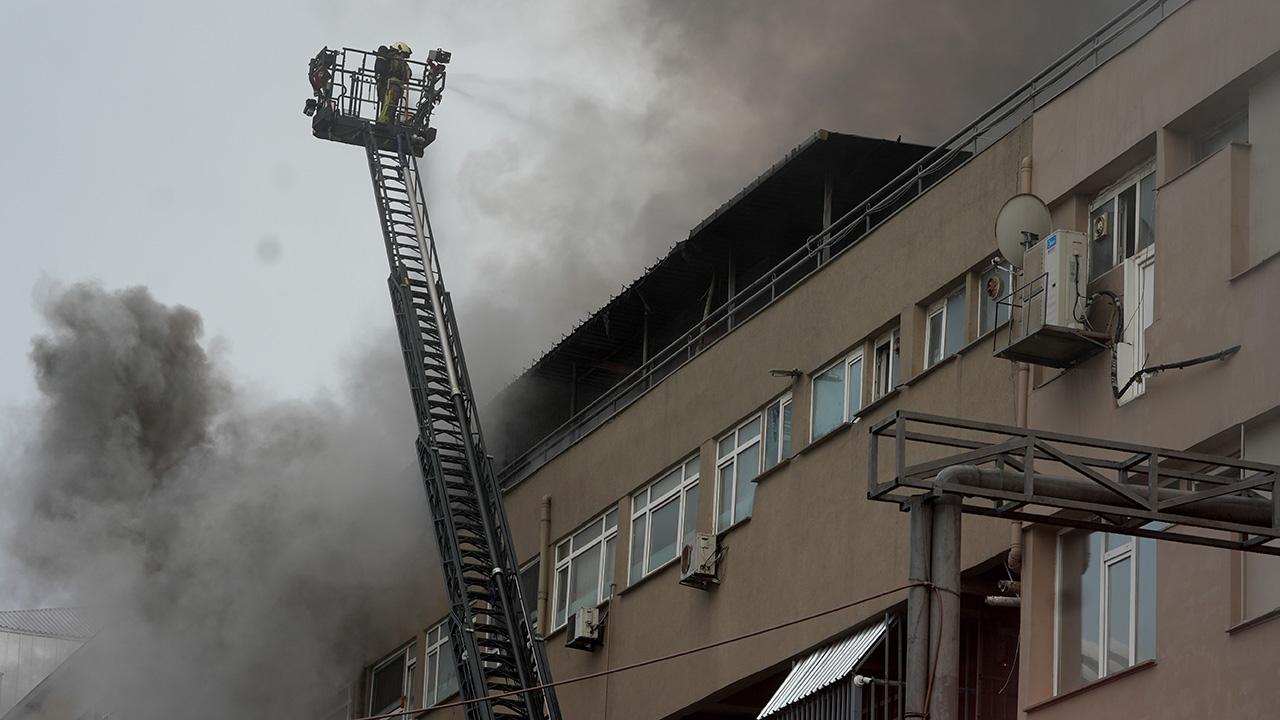 İstanbul Eyüpsultan'da tekstil firmalarının bulunduğu 4 katlı iş yerinde yangın