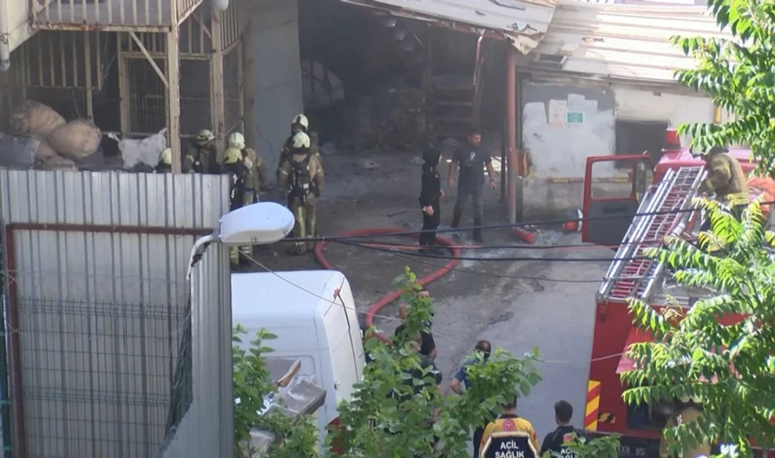 İstanbul Zeytinburnu'nda 4 katlı tekstil atölyesinin bodrum katında çıkan yangın