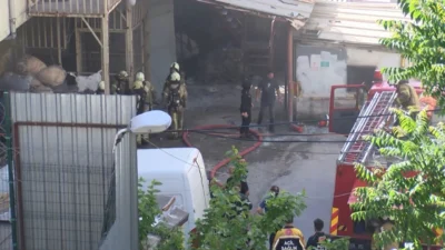 İstanbul Zeytinburnu'nda 4 katlı tekstil atölyesinin bodrum katında çıkan yangın