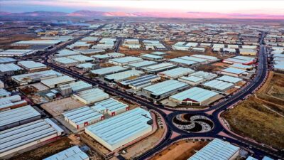 Sanayi ve Teknoloji Bakanı Fatih Kacır, OSB’lerdeki yatırım alanlarının çevrimiçi