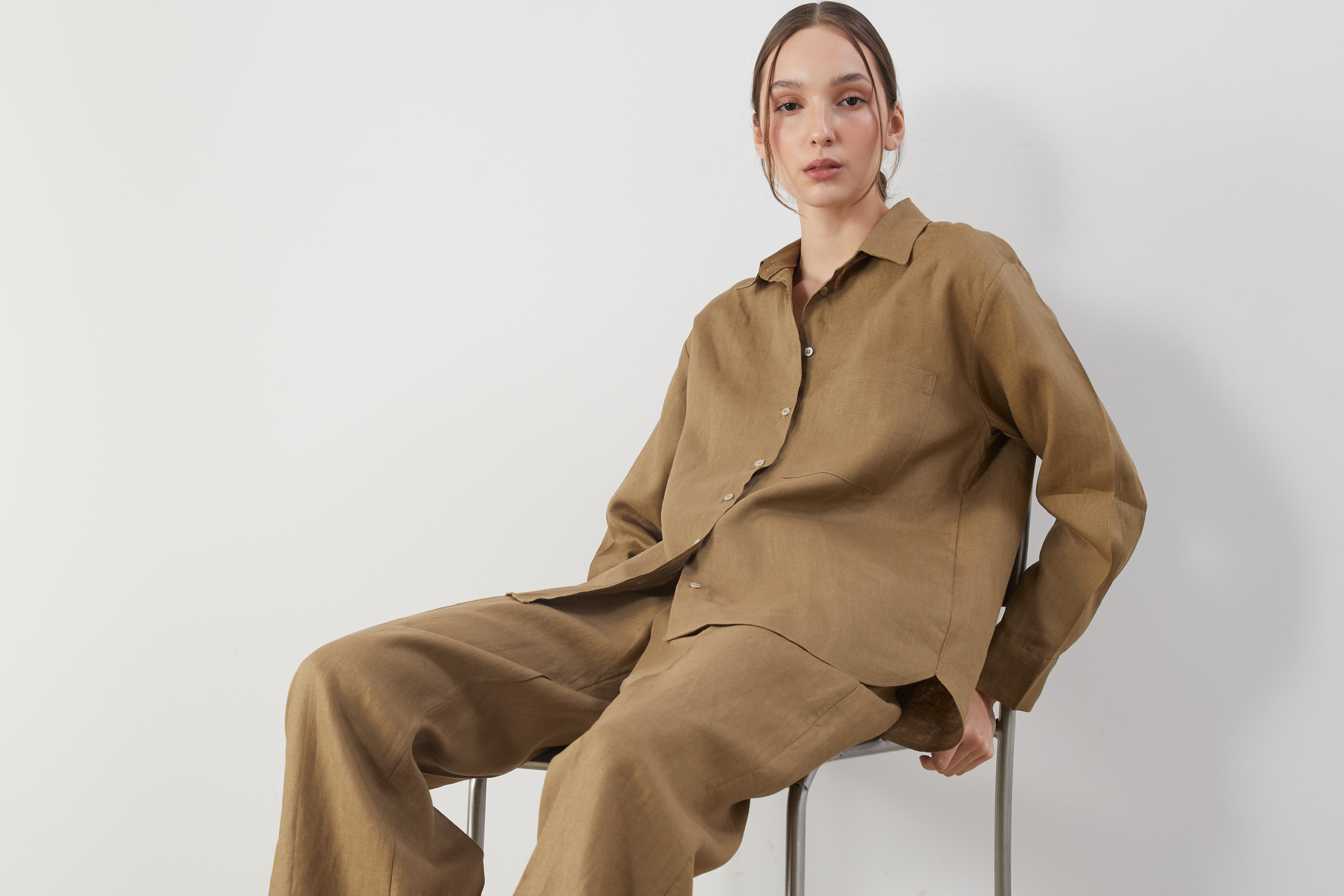 Yaz mevsiminin sıcak günlerinde şık ve rahat tasarımlar, moda dünyasının