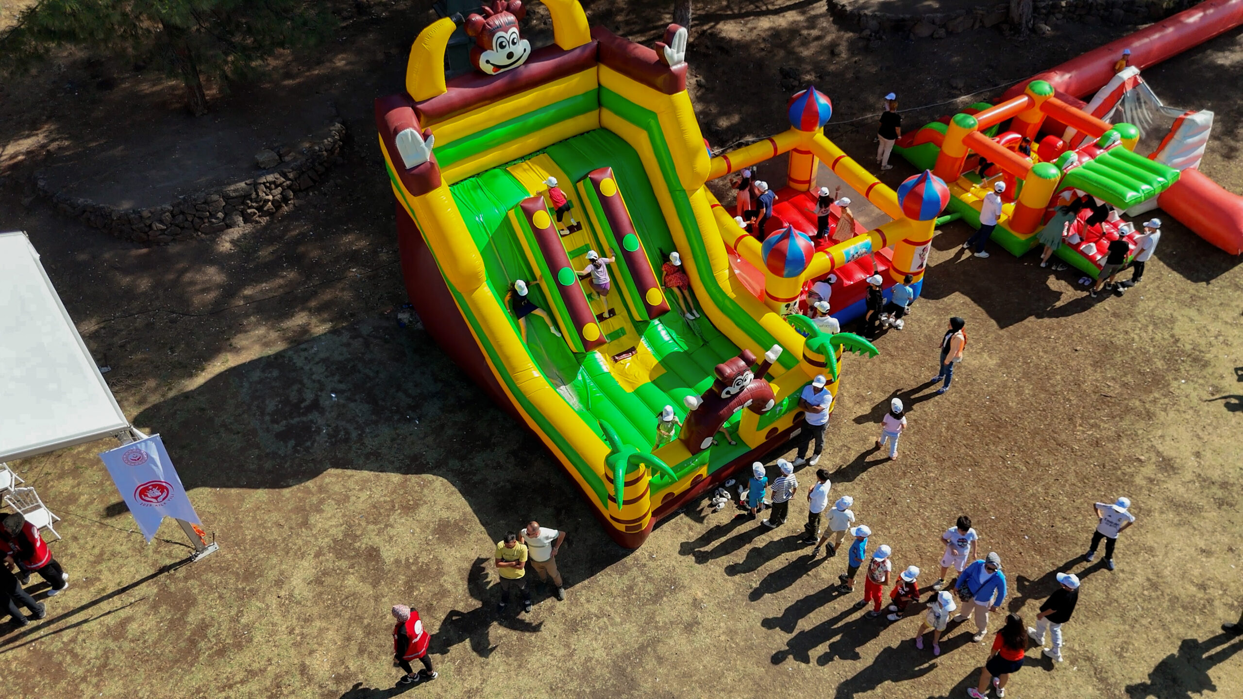 Deprem felaketinin ardından bölgedeki iyileşme çalışmalarına kesintisiz destek veren DeFacto,