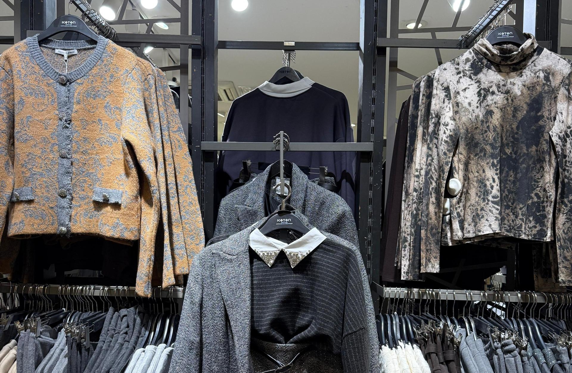 Koton, kumaş atıklarını inovatif süreçlerle elbise askısına dönüştürerek sürdürülebilir inisiyatiflerine