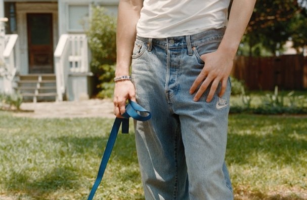 Levi's x Nike, denim işçiliğini spordan ilham alan tasarımla harmanlayan