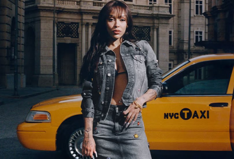 Ünlü rap’çi Doja Cat, Marc Jacobs’un 2025 Pre-Sonbahar kampanyasında, koleksiyonun