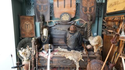 İstanbul'dan Bilecik'e taşıdığı atölyesinde dönem dizi ve filmlerine kostüm ile