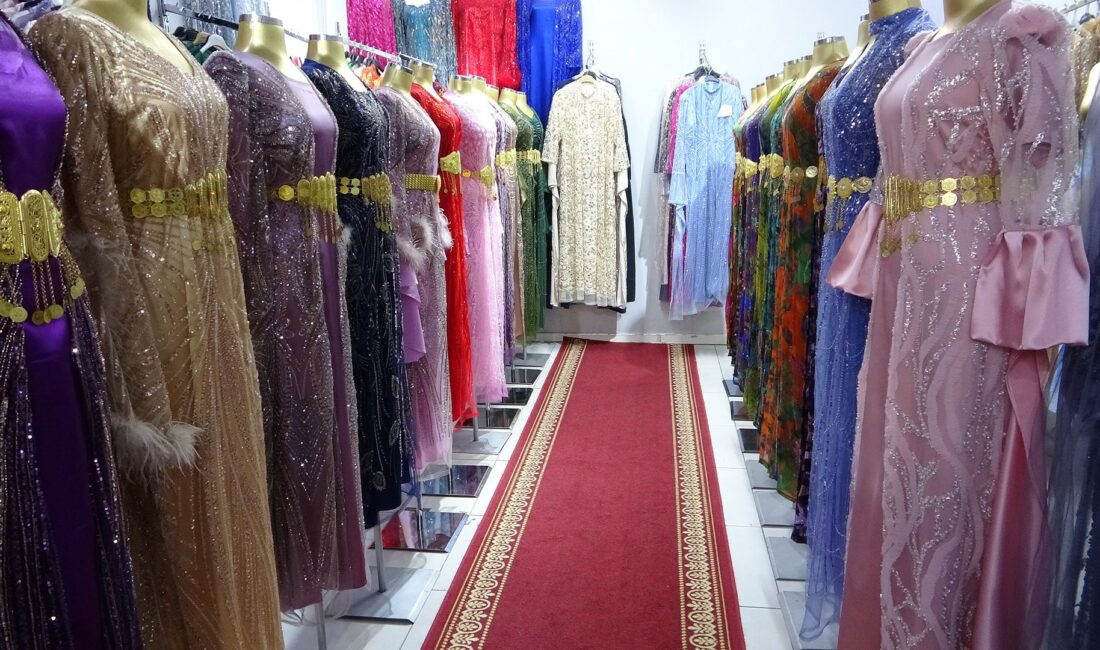 Van'da düğün sezonunun başlaması ile birlikte yöresel kıyafetlere ilgi arttı.