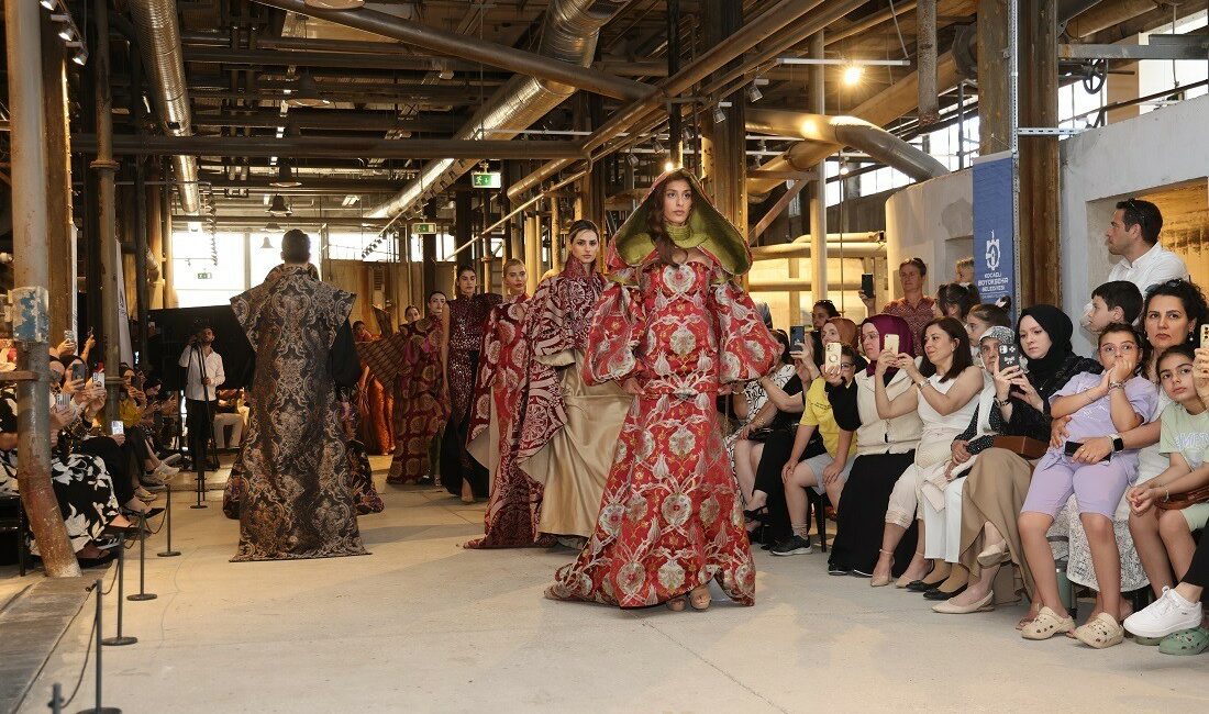 Kocaeli'deki Moda Akademisi'nde eğitim alan kursiyerlerin bir yıl boyunca hazırladığı