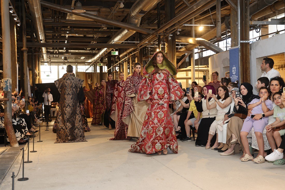 Kocaeli'deki Moda Akademisi'nde eğitim alan kursiyerlerin bir yıl boyunca hazırladığı