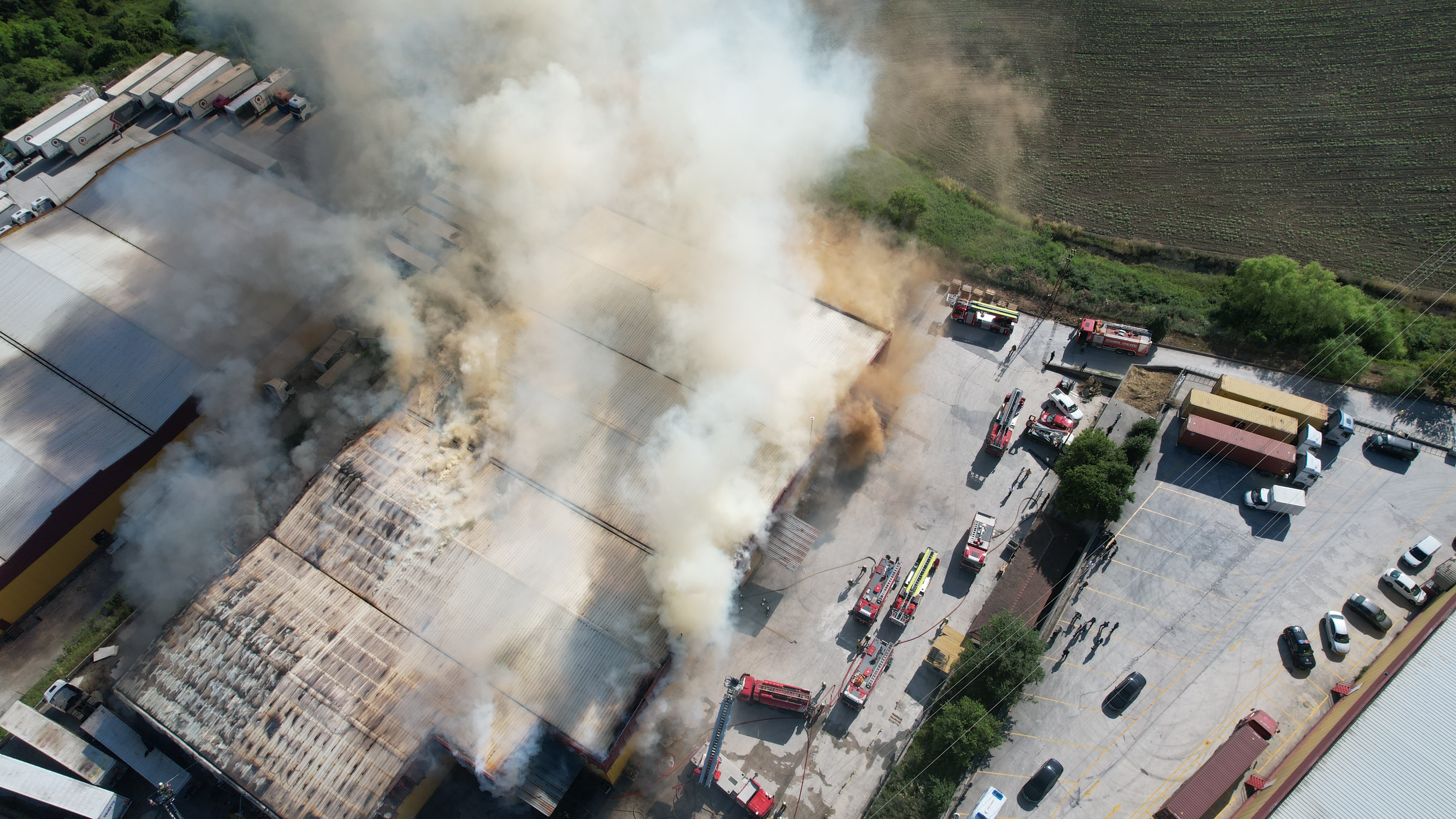 İstanbul Arnavutköy'de bulunan lojistik deposunda çıkan yangın itfaiye ekiplerinin 5