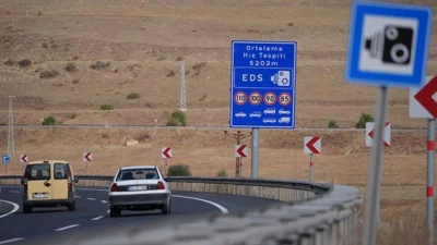 Hız sınırlarına yönelik tespit yapan sabit radar ve elektronik denetleme