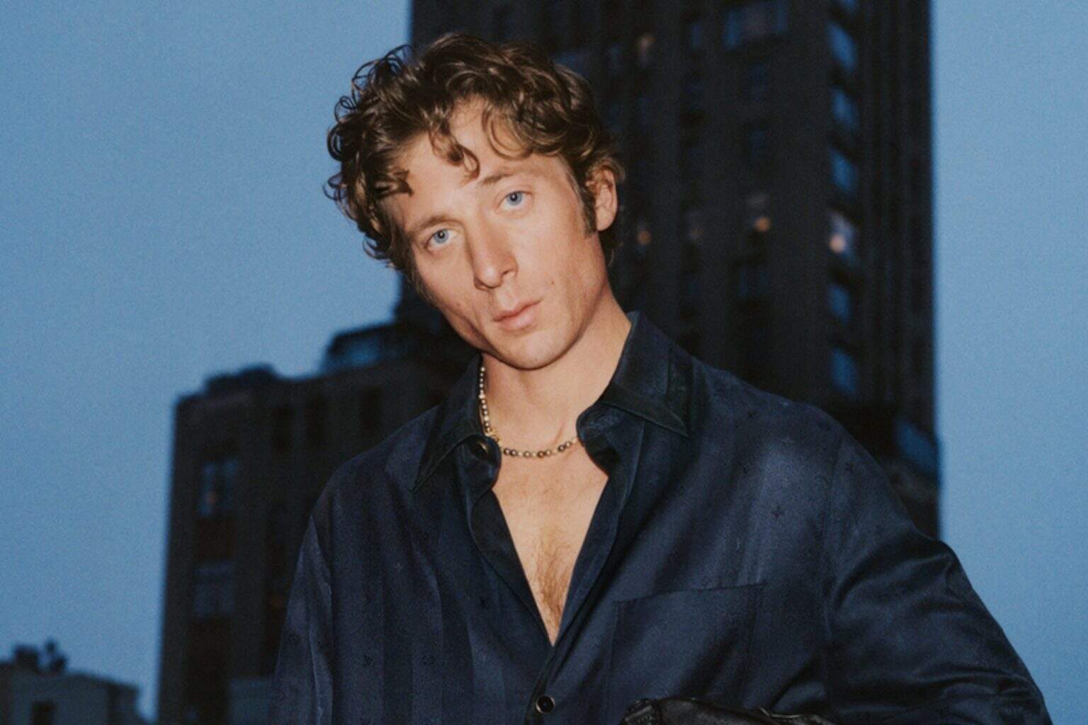 Louis Vuitton, Amerikalı aktör Jeremy Allen White’ın Maison’un en yeni
