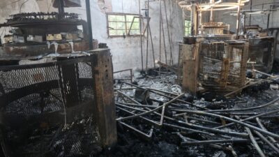 Hatay'da alevlerin yükseldiği yangında depremzede esnaf Atilla Çiçekli'ye ait tekstil