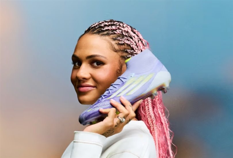 Adidas, kadın ayağı için özel olarak tasarlanmış bir futbol ayakkabısı