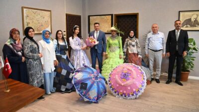 Osmaniye Korkut Ata Üniversitesi Tekstil Teknolojisi öğrencileri, özgün kumaş tasarımlarıyla