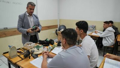 Türkiye'nin önde gelen ayakkabı üretim merkezlerinden İzmir'de, sektörün nitelikli eleman