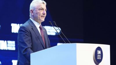 Ticaret Bakanı Ömer Bolat, ihracatın büyük sınamalara rağmen artarak yoluna