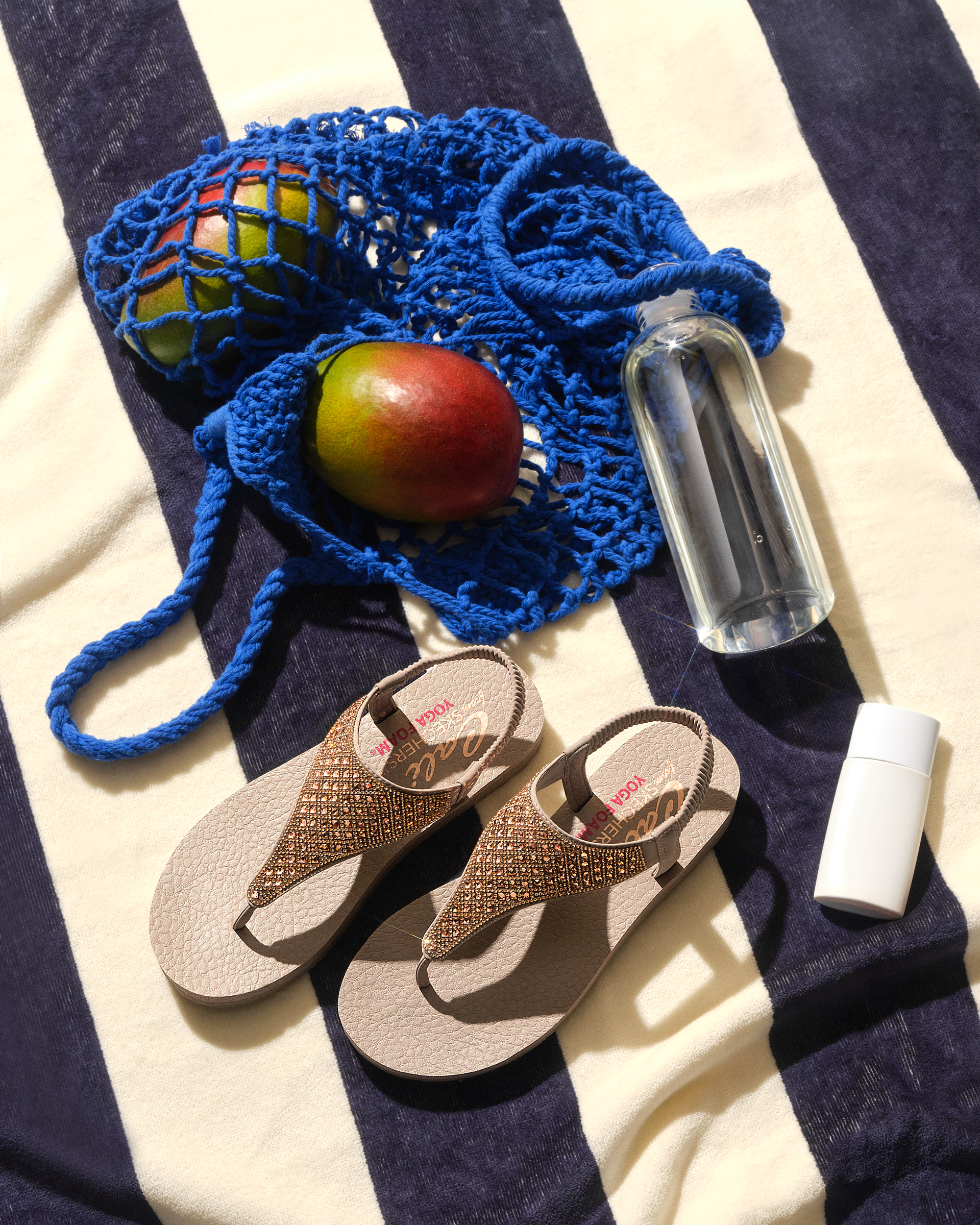 Sıcak havaların vazgeçilmez parçaları terlik ve sandaletler, yaz enerjisini Skechers