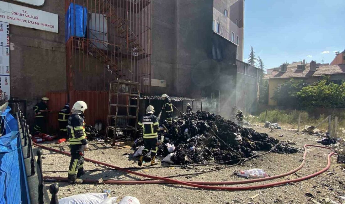 Çorum’da tekstil atıklarının istiflendiği arsada çıkan yangın, itfaiye ekipleri tarafından