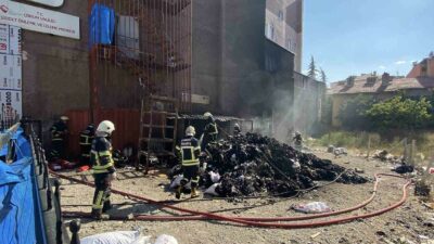 Çorum’da tekstil atıklarının istiflendiği arsada çıkan yangın, itfaiye ekipleri tarafından