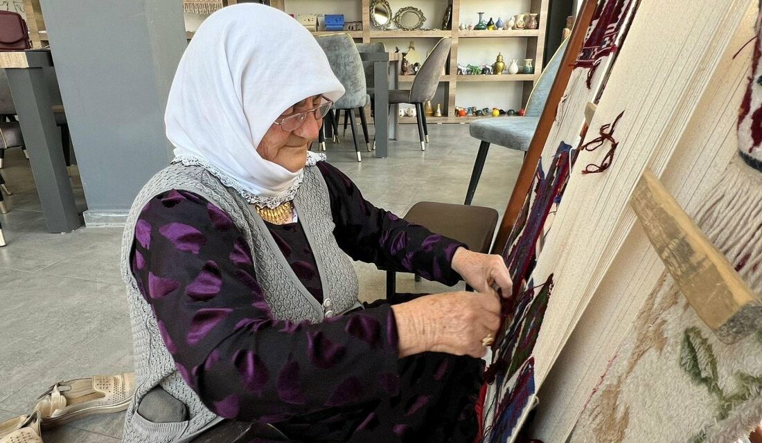  71 yaşındaki Hamri Işık, Yüksekova'da halı dokuma geleneğini yaşatarak