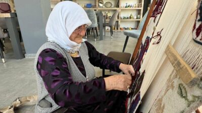  71 yaşındaki Hamri Işık, Yüksekova'da halı dokuma geleneğini yaşatarak