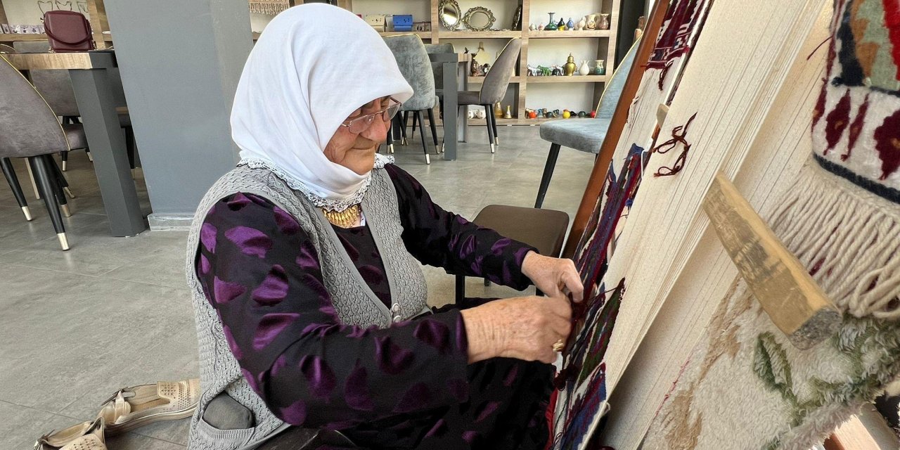  71 yaşındaki Hamri Işık, Yüksekova'da halı dokuma geleneğini yaşatarak